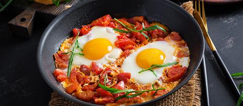 Shakshuka in einer Pfanne