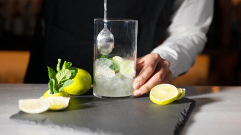 Cocktail mit Zitrone