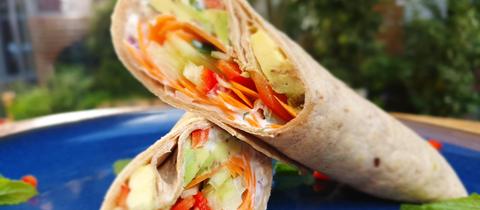 Veganer Wrap mit Paprika, Karotte, veganem Joghurt, Avocado