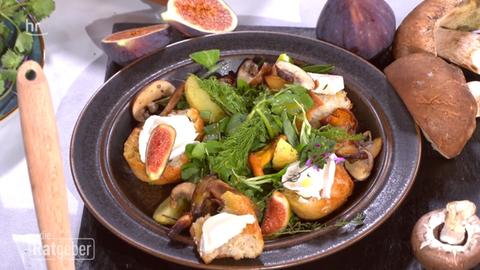 Wildkräutersalat mit Pilzen und Ziegenkäse