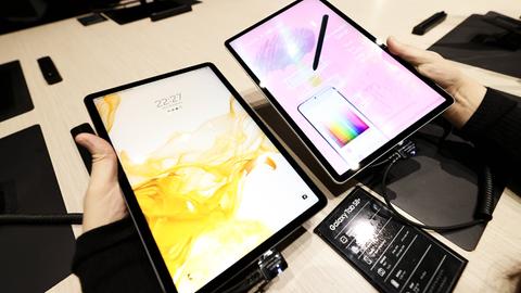 Ein Größenvergleich des Samsung Galaxy Tab S8+ 5G (rechts) mit dem günstigsten Modell der Serie, dem SamsungGalaxy Tab S8 5G (links).