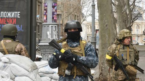 Soldaten auf der Straße in der Ukraine