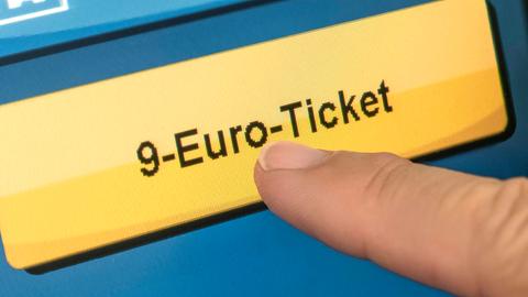 Finger zeigt auf Display mit 9-Euro-Ticket