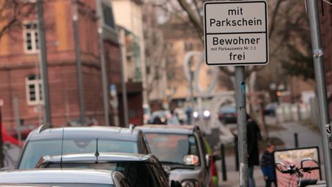 parkende Autos und Anwohnerparken-Schild