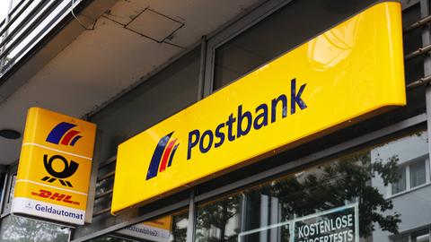 Der Eingang einer Postbank-Filiale