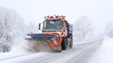 Streuwagen im tiefsten Winter