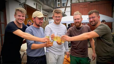 Moritz, Jonas, Dennis,Franz und Felix sind die Streuobstwiesenretter - hier prosten sie sich zu beim Äppler trinken. 