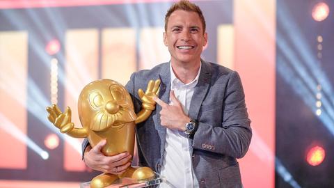 Moderator Jens Kölker mit dem “Dollste Dorf”-Pokal, dem goldenen Onkel Otto.