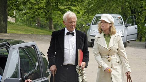 Detektivin Nadja Paulsen (Marion Kracht, r.) folgt Pianist Robert Thomsen (Rolf Becker, l.) zu einem Klaviernachmittag, der ausgerechnet in der Seniorenresidenz ihrer Mutter stattfindet.