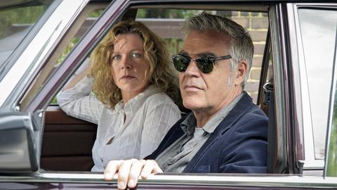 Nadja (Marion Kracht, l.) und Henry (Michael Greiling, r.) auf Beobachtungsposten im Auto.