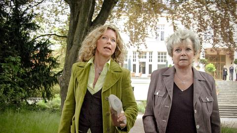 Die frischgebackene Detektivin Nadja Paulsen (Marion Kracht, l.) besucht ihre Mutter Irmgard Lay (Grit Boettcher, r.) in der Seniorenresidenz. Die rüstige Seniorin ist von dem neuen Job ihrer Tochter alles andere als begeistert.