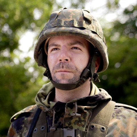 Der Ökonom Philip de Homont aus Frankfurt nimmt an einer militärischen Grundausbildung beim Landeskommando Hessen teil. 