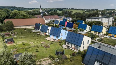 Häuser mit Solar auf dem Dächern