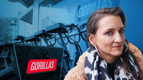 Reporterin Julia Tzschätzsch vor einem Lieferdienst-Fahrrad der Firma "Gorillas"