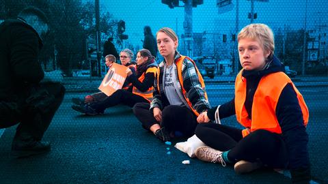 Aktivisten der "Letzten Generation" blockieren eine Straße. 