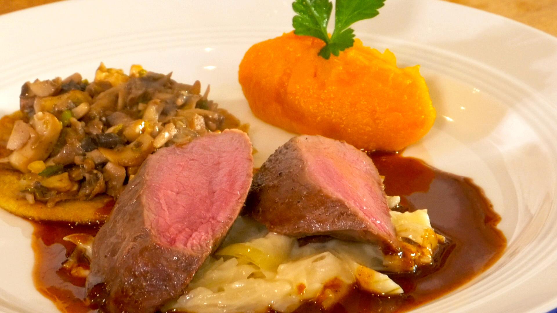 Rezept: Alis Kurzgebratenes vom Reh mit Wildsoße, Zwiebelkraut und ...