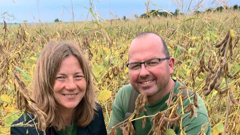 Die Biobauern Silke und Rainer Vogel auf ihrem Sojafeld.