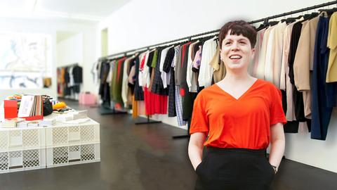 Stilberaterin Beatriz Monteiro de Britto vor einer Kleiderstand mit nachhaltiger Kleidung.