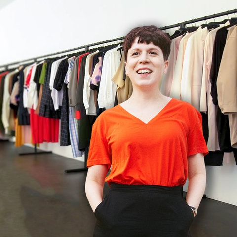 Stilberaterin Beatriz Monteiro de Britto vor einer Kleiderstand mit nachhaltiger Kleidung.