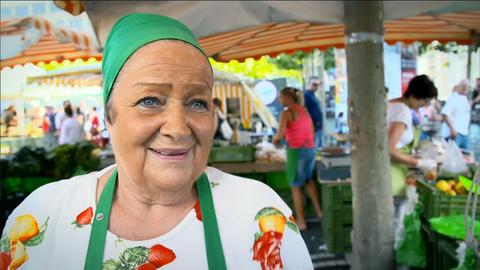 Marktfrau auf dem Bauernmarkt