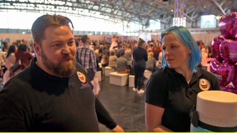 Marc und Jennifer Waidelich auf der Hochzeitsmesse "TrauDich!" Die beiden haben sich mit "Jenn´s Tortenstudio" selbstständig gemacht und auf ausgefallene Torten spezialisiert.