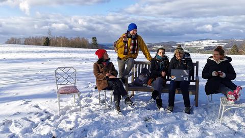 Die IT'ler auf einem Feld vor ihrem Dorf mit einem Laptop.  Daria Urman, Jonas von der Gathen, Sarah Berres, Lukas Kunert und Felicitas Oszwald (v.l.)