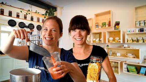 Die beiden Gründerinnen Christine Müller und Jenny Fuhrmann in ihrem Unverpacktladen "gramm.genau" in Frankfurt.