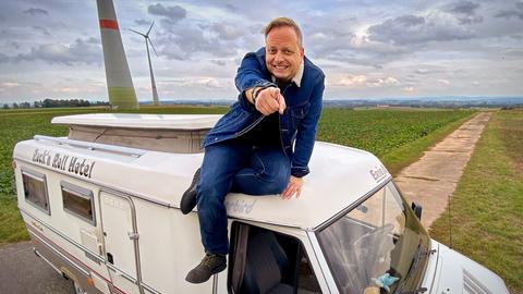 Reporter Friso Richter auf dem Dach seines Campers