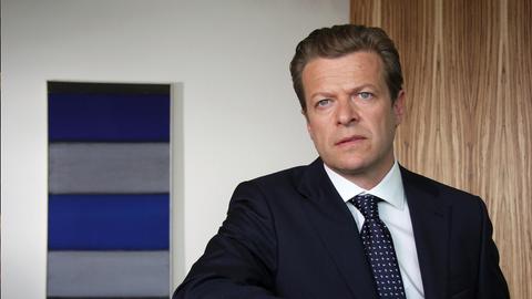 Markus von Rheinberg (Roland Koch) befürchtet ein Komplott.