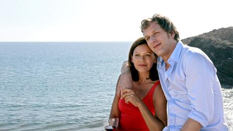 Ein Liebespaar am Strand.