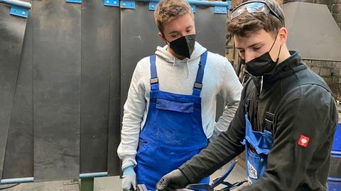 Luis Weiherer (li.), Metallbauer-Praktikant und Azubi Lukasz Wojtowicz im Metall- und Stahlbaubetrieb Huhle in Wiesbaden.