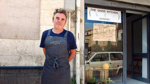 Australier Danny McCubbin vor seiner Nachbarschaftsküche "The Good Kitchen" in Mussomeli, Italien. 