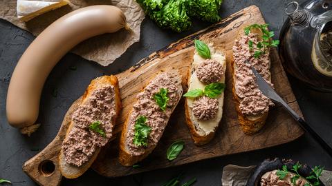 Leberwurst auf Bauernbrot mit Salat-Deko. 