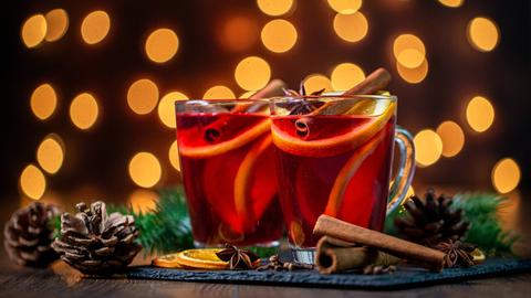 Zwei Tassen Glühwein mit Zimtstangen