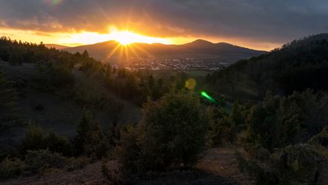 Ein Sonnenuntergang mit Blick vom Hoher Dörnberg auf Zierenberg.