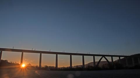 Blick von Morschen-Binsförth auf die ICE-Brücke im Morgenlicht. 