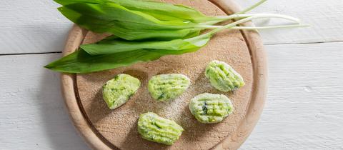 Bärlauch Gnocchi auf einem Holzbrett