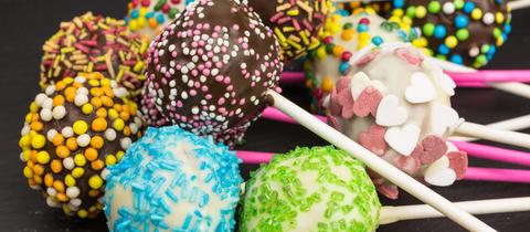 Cake Pops mit einer Vielzahl von bunten Streuseln