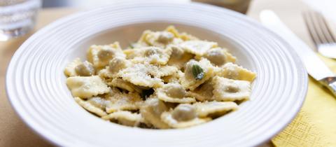 Ein Gericht aus Agnolotti, einer traditionellen gefüllten Nudelspezialität aus dem Piemont.