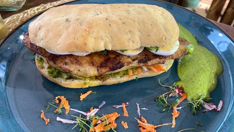 Frühlingsburger im Kräuterbrötchen