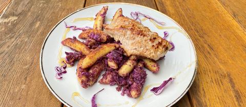 Honig-Putensteak mit Schupfnudeln in Rotkraut-Pesto