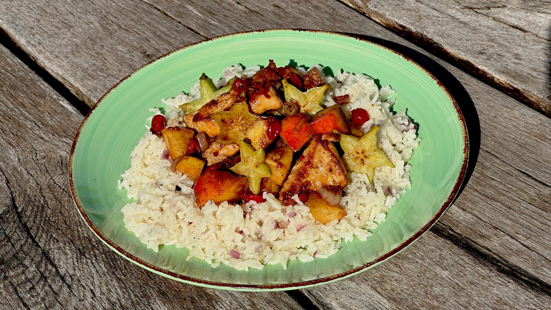 Rezept: Hühnerpfanne im Reisbett | hr-fernsehen.de | Rezepte