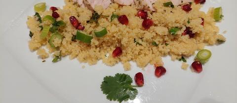 Hähnchenbrust mit Couscous, Koriander und Granatapfelkernen