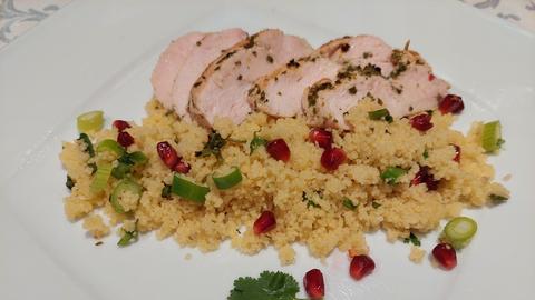Hähnchenbrust mit Couscous, Koriander und Granatapfelkernen