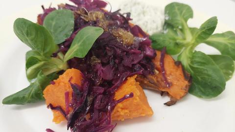 Gefüllte Süßkartoffeln mit Ingwer-Rotkohl und Joghurtsauce 