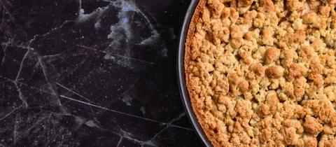 Traditioneller europäischer Apfelkuchen mit Streusel 