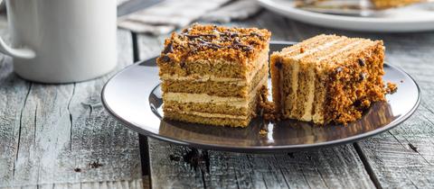 Kuchen mit Walnüssen und Honig auf dem Teller.