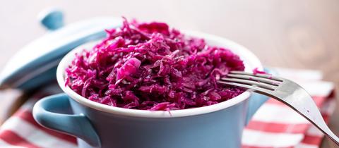 Sauer eingelegter Rotkohl im blauen Topf.