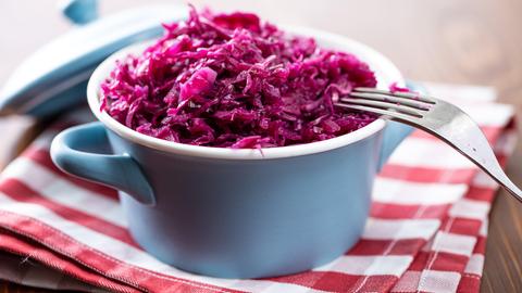 Sauer eingelegter Rotkohl im blauen Topf.