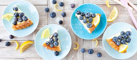 Obstkuchen mit Blaubeeren und Zitrone